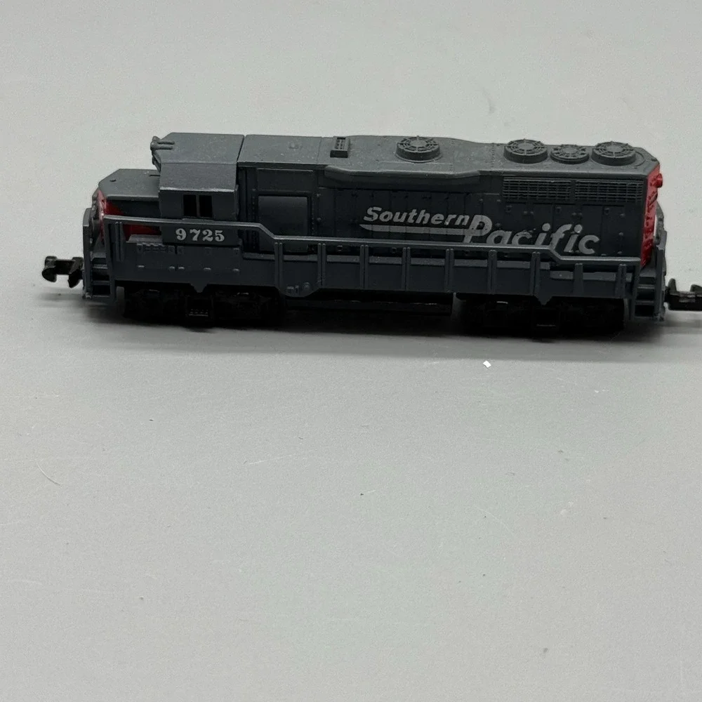 N Scale Southern Pacific Diesel Locomotive #9725 DC Analog 2-Rail B-B Gray Untes